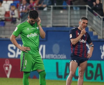 Anaitz Arbilla y Luka Zidane lamentan la derrota frente al Oviedo en Ipurua.