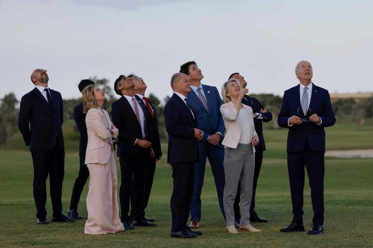 Los líderes del G7 observan una exhibición aérea.