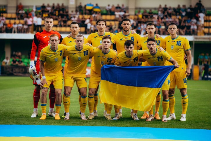 La plantilla de Ucrania posa con la bandera de su país en un amistoso.