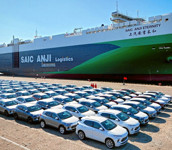 Coches chinos esperan a ser embarcados en la ciudad portuaria de Yantai.