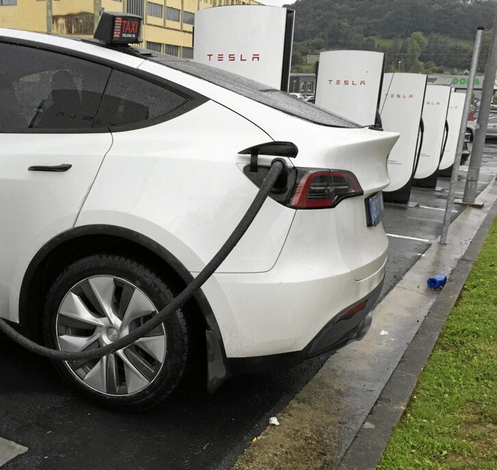 Los coches eléctricos llevan asociados una serie de elementos específicos como baterías de alta capacidad, cables o estaciones de carga (wall box), que precisan también de una cobertura específica.