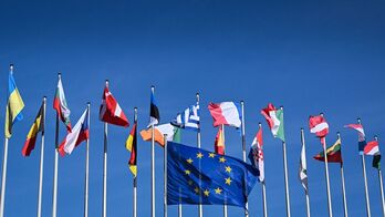 Las banderas de la UE en el exterior del Parlamento Europeo.