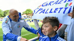 Luciano Spalletti recibe el agradecimiento de dos jóvenes aficionados en un entrenamiento. Arriba, Gianluca Smacacca está llamado a ser la punta de lanza italiana.