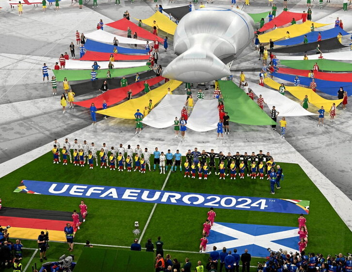 Los 22 titulares posan durante la ceremonia de inauguración de la Eurocopa.