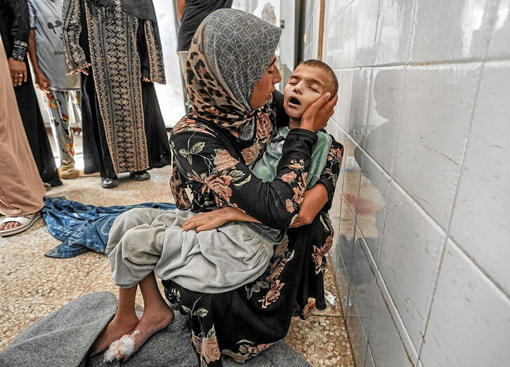 Eyad Hegazi, muerto por desnutrición a los 10 años, en brazos de su hermana.