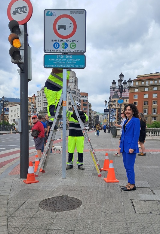 Los accesos a la ZBE de Bilbo cuentan ya con señales verticales que informan de la restricción de acceso a los vehículos más contaminantes.