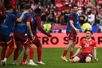Aebischer celebra con el banquillo el segundo gol de Suiza.