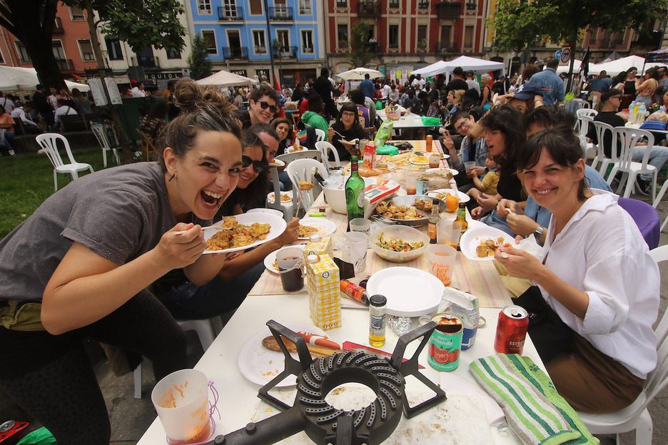 Cada cuadrilla ha degustado su arroz en la plaza Corazón de María.