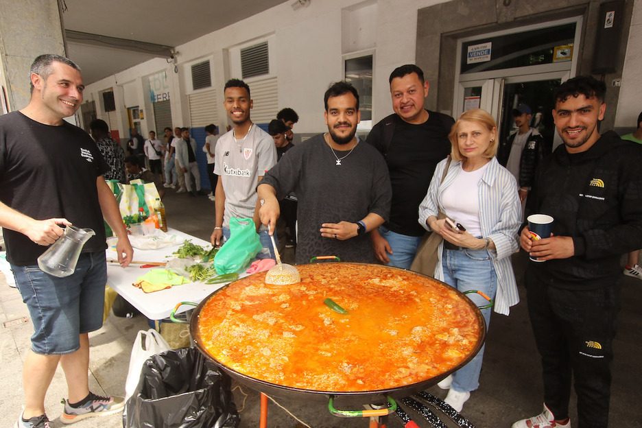 Pocos se han resistido a ser fotografiados cocinando su plato.