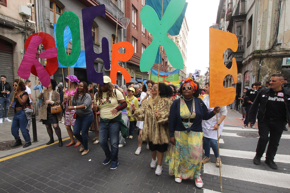 Ambiente en la kalejira por la calle San Francisco.