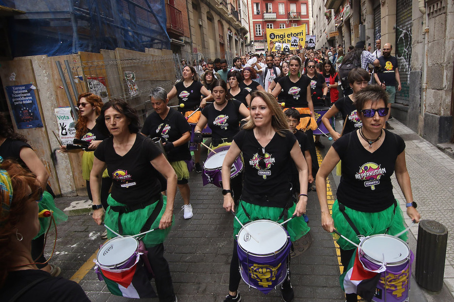 Una animada kalejira ha animado el barrio.