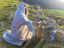 Recreación en Arriaundi de una ofrenda de Valeria en el ara dedicado a la divinidad vascona Larrahe.
