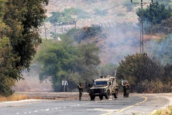 Soldados israelíes desplegados en una carrertera fronteriza con Líbano.