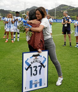 Natalia Arroyo se abraza a Garbiñe Etxeberria sobre el césped de Zubieta.