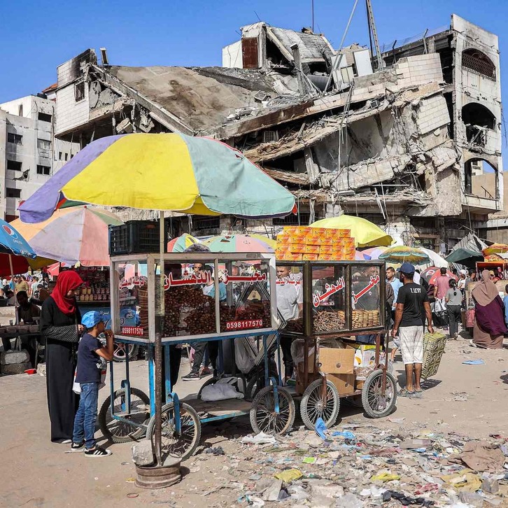 Los gazatíes sacaron puestos de venta de dulces y ropa entre los edificios destruidos.