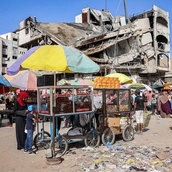Los gazatíes sacaron puestos de ventqa de dulces y ropa entre los edificios destruidos.