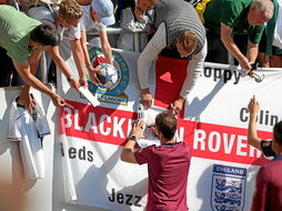 Gareth Southgate, entrenador de Inglaterra, firmando autógrafos a hinchas ingleses.