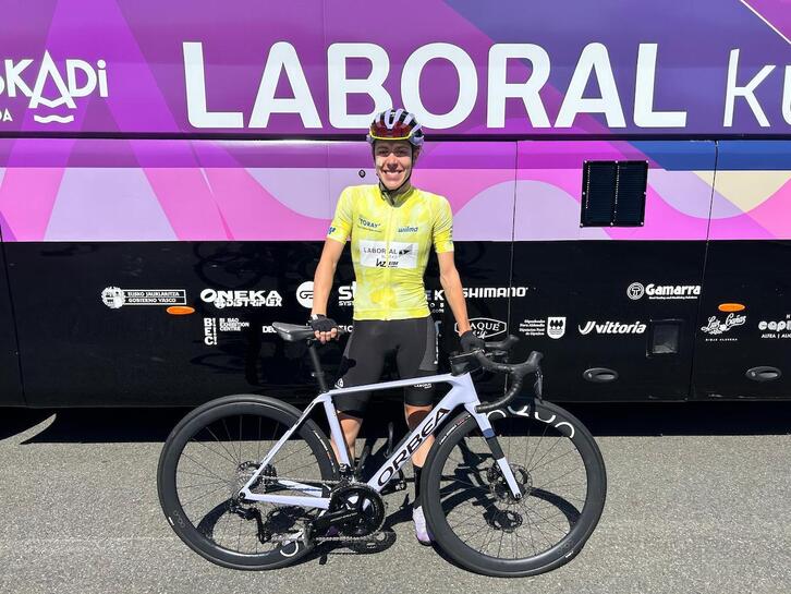 Usoa Ostolaza, con el maillot amarillo en el Tour de los Pirineos.