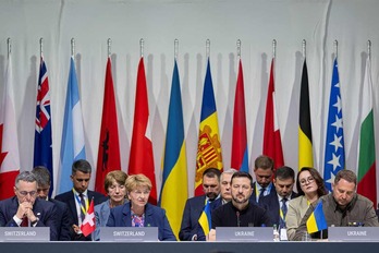 El consejero suizo Ignazio Cassis, la presidenta suiza, Viola Amherd, el presidente ucraniano, Volodymyr Zelensky, y el jefe de la oficina presidencial de Ucrania, Andriy Yermak, durante una de las sesiones plenarias.