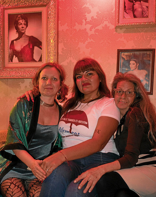 Georgina con Livia Motterle, antropóloga y feminista prosexo, y Margarita Carreras, prostituta y activista, en el histórico bar de chaperos La Concha