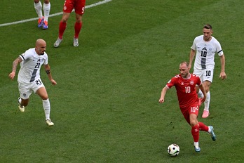 Eriksen ha marcado el gol de Dinamarca en la primera mitad.