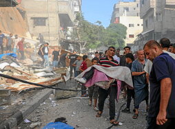 Rescate de cadáveres bajo un edificio destruido por el Ejército israelí en Bujeirat.