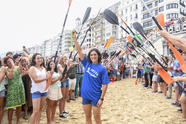 Maialen Chourraut muestra su oro olímpico de Río a los aficionados y compañeros que la recibieron en Donostia.