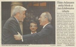 Recorte de “Egin” del 26 de octubre de 1995. Otano y Ardanza se saludan tras firmar un protocolo para el desarrollo de una colaboración permanente. Al lado, escudo oficial adoptado por el CGV en 1978