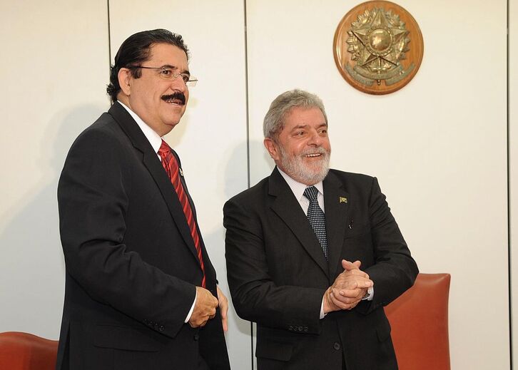 Manuel Zelaya Hondurasko presidente ohia, ezkerrean, Brasilgo Lula presidentearekin.