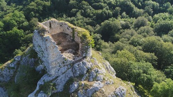 El castillo se asienta sobre uno de los peñones más destacados que salpican la sierra de Altzania.