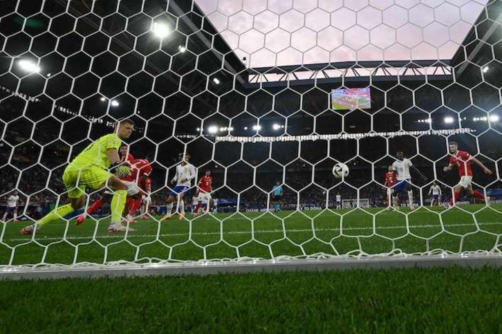 El guardameta Pentz no puede hacer nada ante el mal despeje de su defensa Wober que se ha convertido en el único gol del partido.