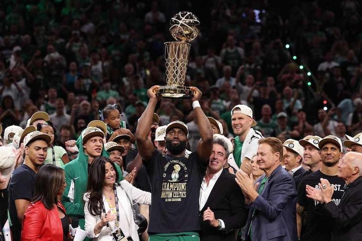 Jaylen Brown, elegido MVP de las Finales, levanta el Trofeo Larry O'Brien de campeón de la NBA.