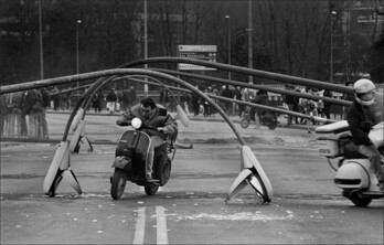 Un motorista pasa entre las barricadas de farolas en el puente de Deustua, marzo de 1988