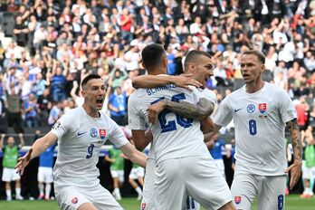 Los jugadores eslovacos celebran el gol de Schranz con el que derrotaron a Bélgica.