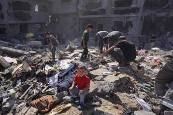 sionista y para pedir a los organizadores que la suspendan.  Un niño, sentado entre las ruinas de la vivienda de la familia Harb en Bujeirat, bombardeada por Israel durante la noche.