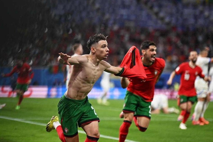Francisco Conçeiçao celebra por todo lo alto su valioso primer gol con la selección de Portugal.