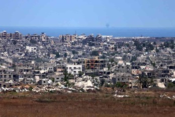 Imagen tomada desde la frontera sur de Israel con la Franja de Gaza que muestra la destrucción en el territorio palestino.