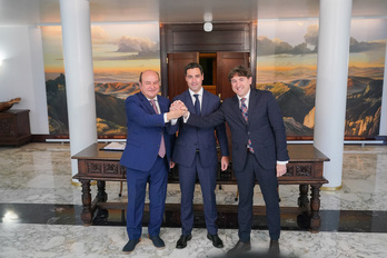 Ortuzar, Pradales y Andueza se dan un apretón de manos tras la firma del acuerdo.