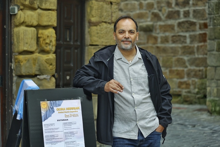 Martín Mozé, militante de H.I.J.O.S y Coordinador de la Red por la Identidad de Abuelas de Plaza de Mayo en Barcelona, en Pasai Donibane donde participó en las jornadas Gora Herriak organizadas por Bixi-Bixi.