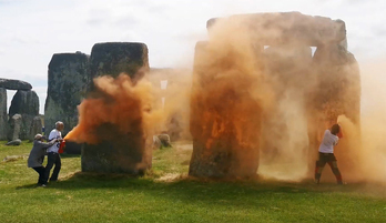 Momento en que los megalitos de Stonehenge han sido rociados con pintura naranja. 