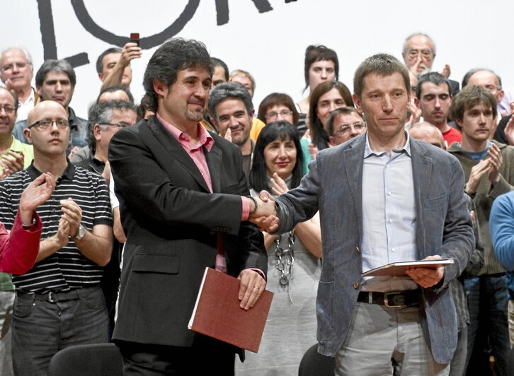 Pello Urizar y Rufi Etxeberria sellan el acuerdo «Lortu arte». A su lado, portada de GARA tras la legalización de Sortu