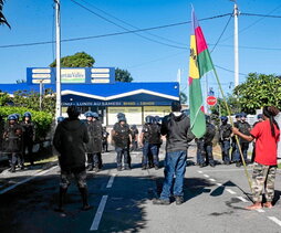 Policías, frente a la sede la Unión Caledoniana ayer.
