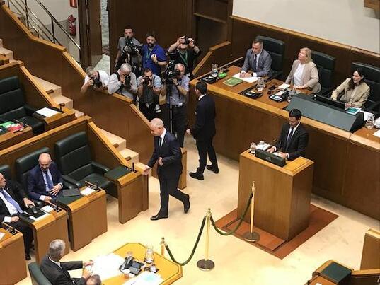 El lehendakari en funciones entra en el pleno después del discurso de Pello Otxandiano.