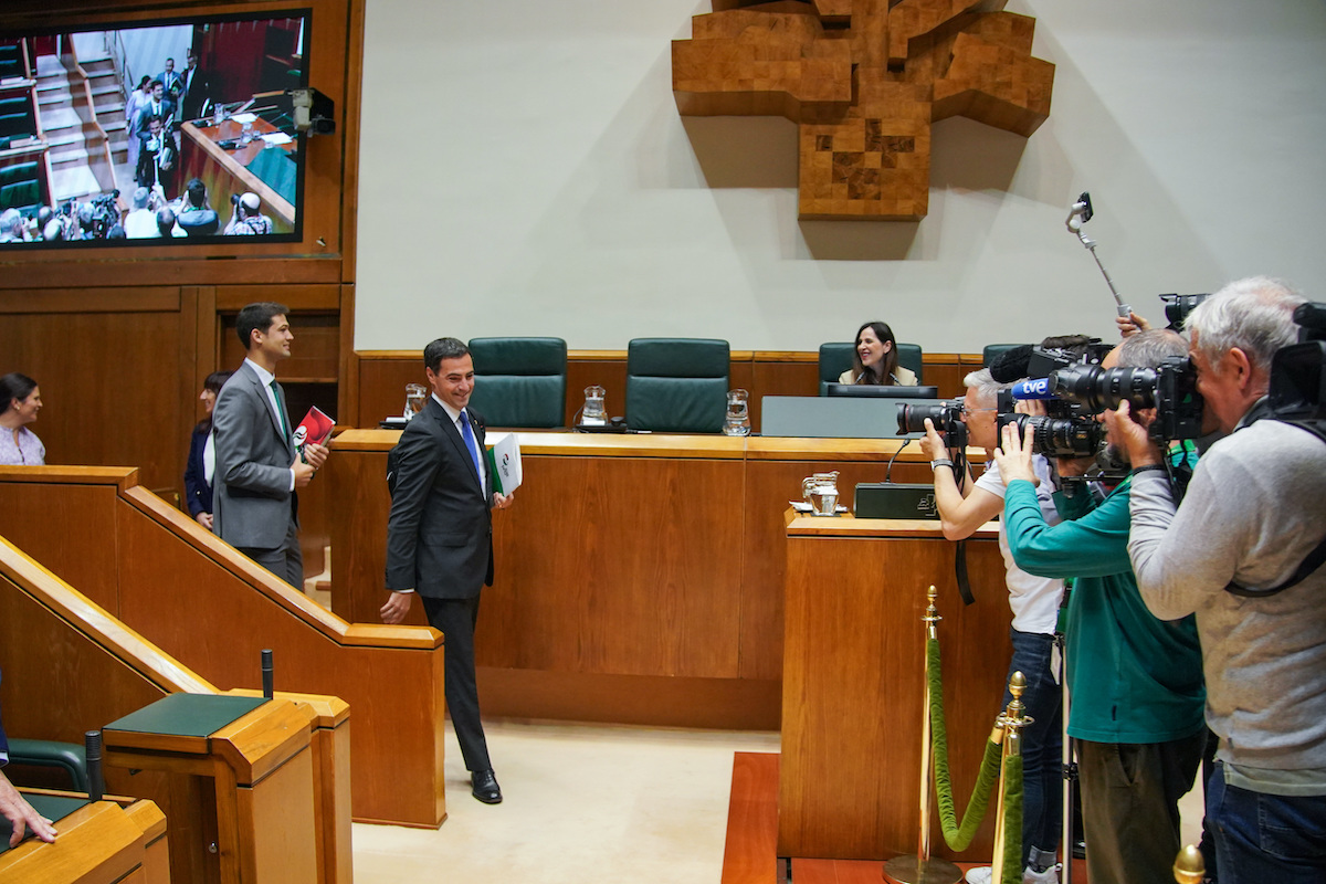 Pradales, reclamado por los fotógrafos a su entrada a la Cámara.