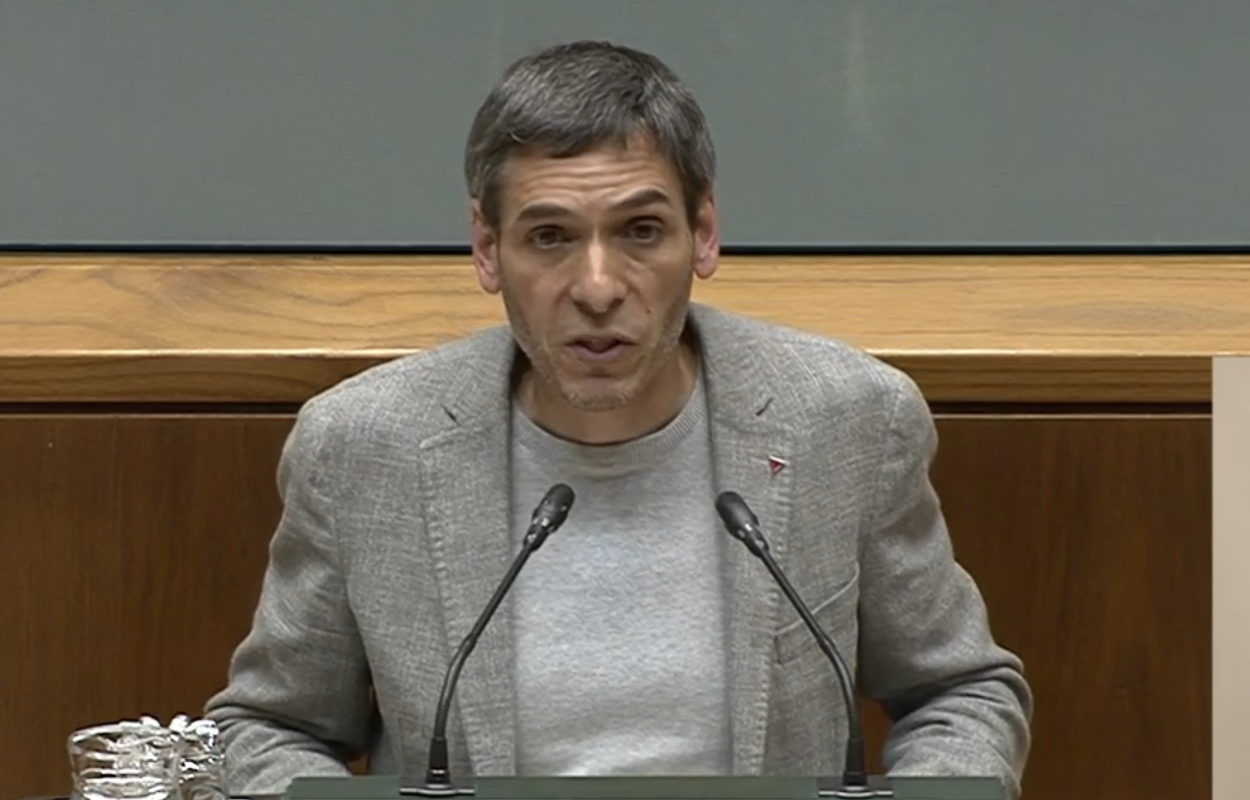 Jon Hernández, de Sumar, en su intervención.