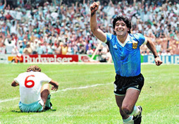 Maradona gola ospatzen.