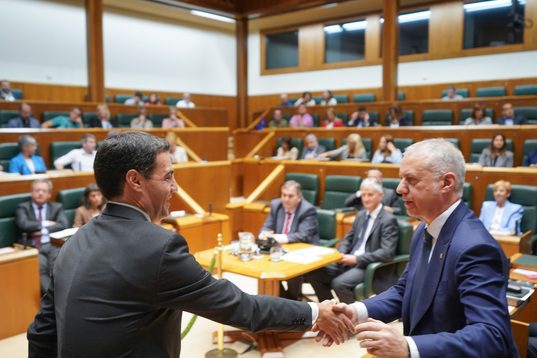 Pradales, saludado por Urkullu, cuyo testigo toma tras tres legislaturas.