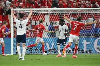 Morten Hjulmand celebra el golazo que ha valido para que Dinamarca haya logrado el empate frente a Inglaterra.