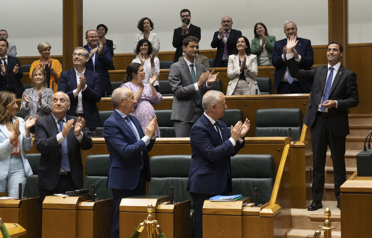 El recién elegido lehendakari, Imanol Pradales, recibió el aplauso de sus bancadas y también de grupos de la oposición.