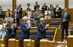 El recién elegido lehendakari, Imanol Pradales, recibió el aplauso de sus bancadas y también de grupos de la oposición.